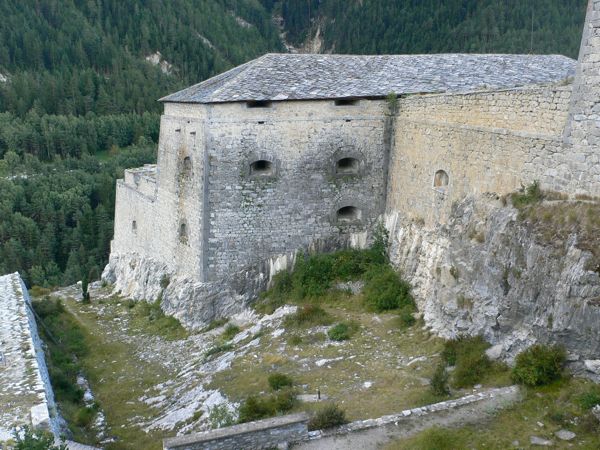 La ferrata de iniciación de les Angelots sube por estos muros laterales 
