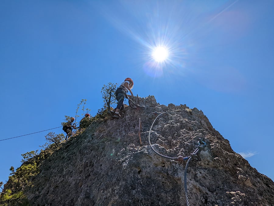 En la cima del espolón y cerca de la siguiente tirolina 