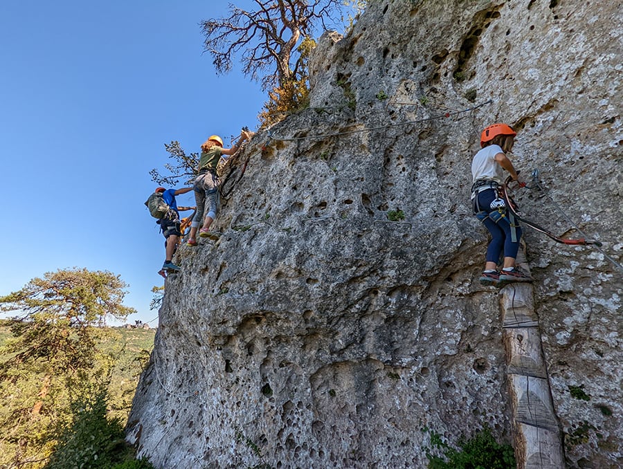 Corta subida con la ayuda de un tronco tallado con escalones 