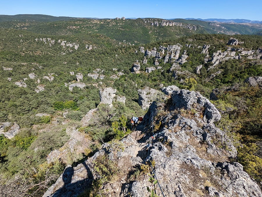 Vistas generales de la Cité de Pierres desde la ante cima del circuito