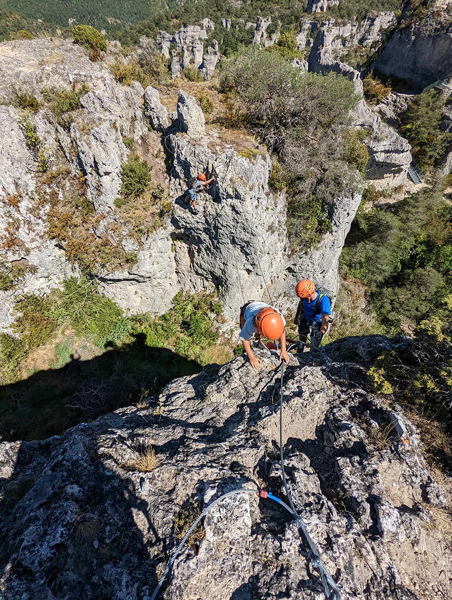 Vista atrás al puente nepalí desde el final de la vía ferrata 