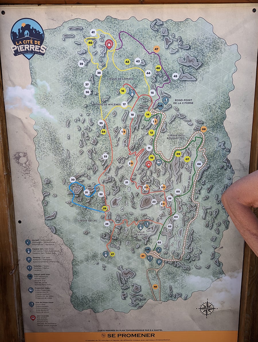 Mapa general de Montpellier-le-Vieux con circuitos a pie y el recorrido del trenecito
