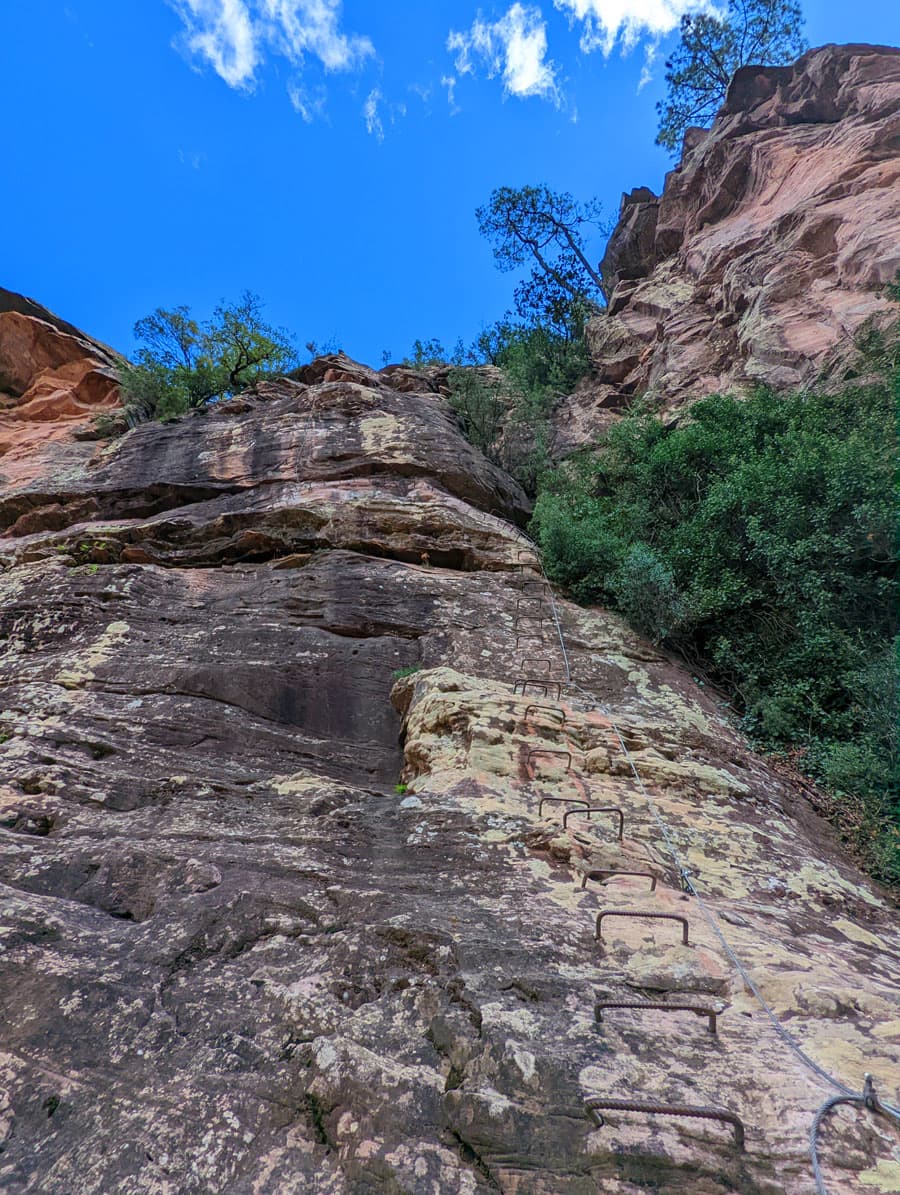 Primera vertical de la vía ferrata 