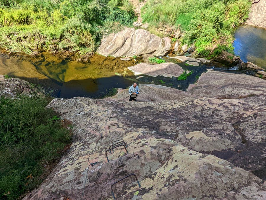 Vista hacia abajo al torrente 