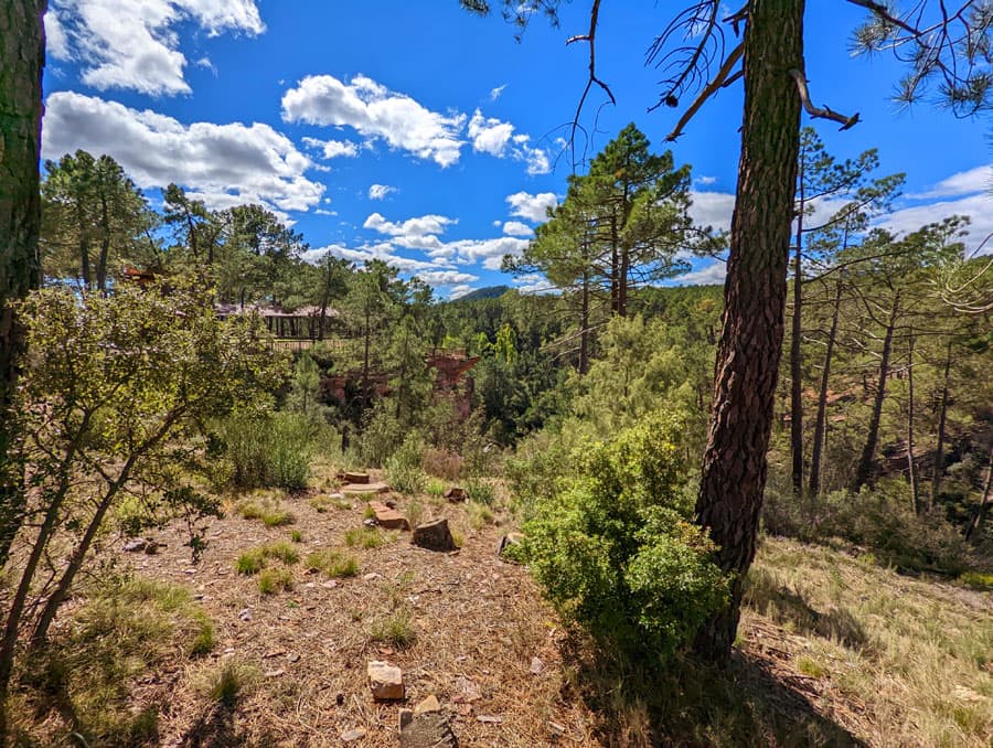 Vistas al merendero desde el camino de aproximación 