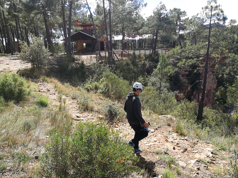 Sendero de bajada al desfiladero del arroyo de la Hoz 