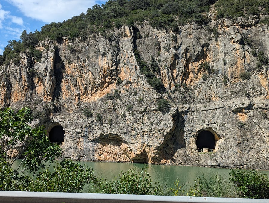 Vista de la Paret de les Arcades desde la carretera C-13 antes de cruzar el puente Nou de Monares 