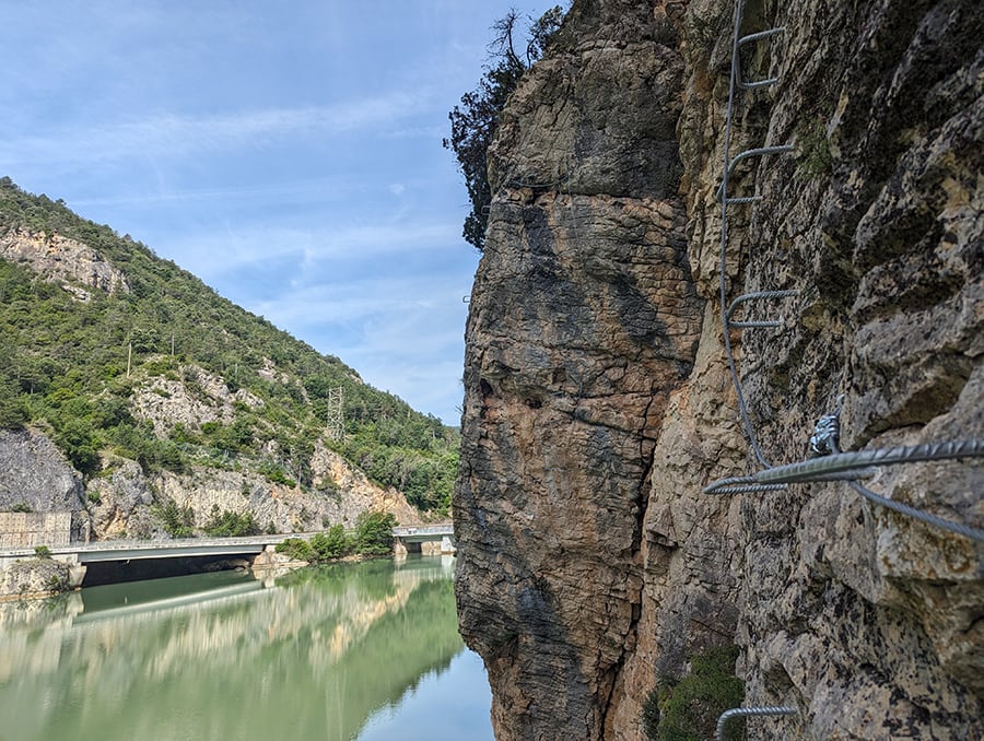 Vista atrás al puente nepalí de 11 metros y la pared desplomada 