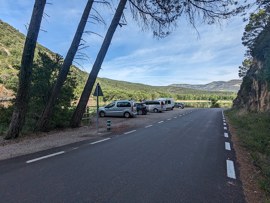 Estacionamiento y panel informativo junto a la carretera LV-9121 que se dirige a Llimiana 