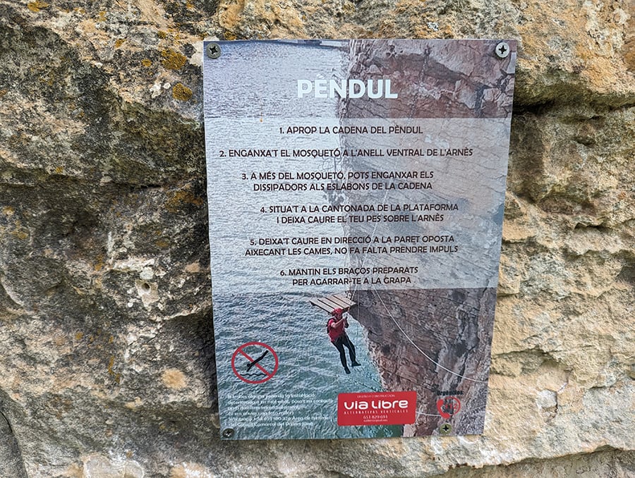 Instrucciones para pasar el obstáculo del Péndulo -nos atamos el mosquetón al anillo ventral- 