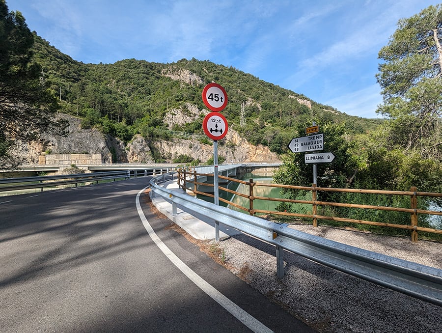 Camino de aproximación dejamos a la derecha el puente Nou de Monares 