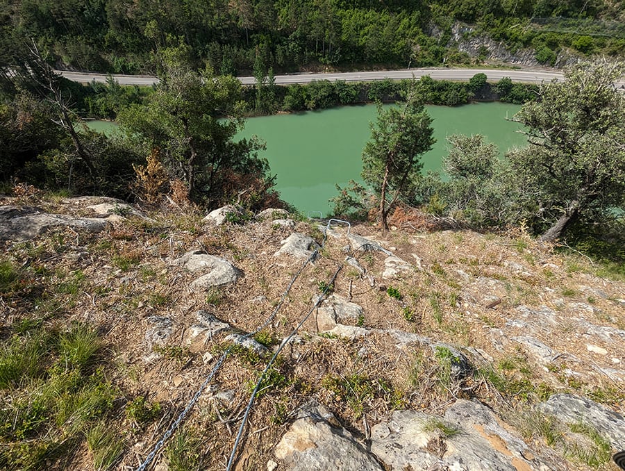 Salida equipada con cadenas -ojo con tirar piedras sobre la vía ferrata- 
