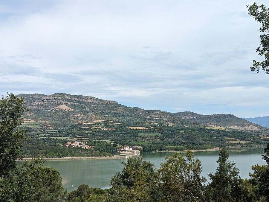 Pantano de Terradets mirando hacia el hotel de Terradets 