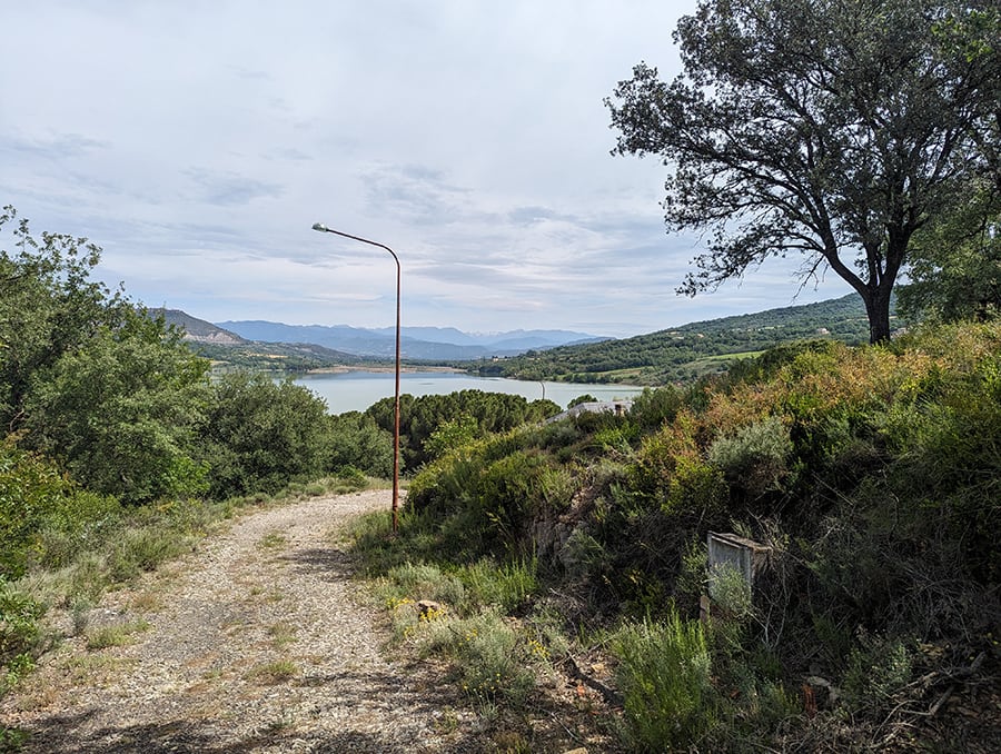 Bajamos por la urbanización Els Roures de Llimiana 