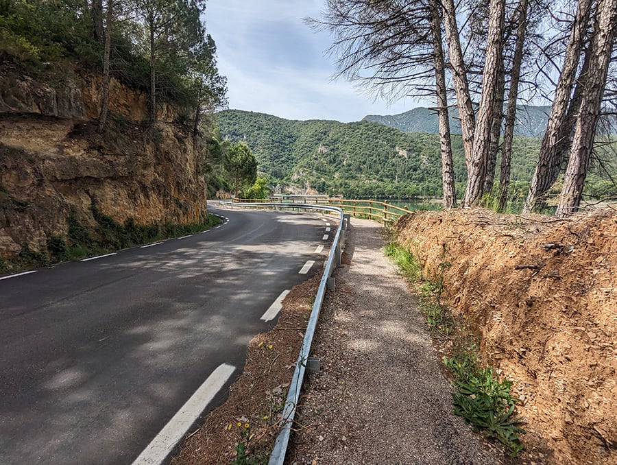 Enlazamos a la izquierda con la carretera que nos lleva al estacionamiento 