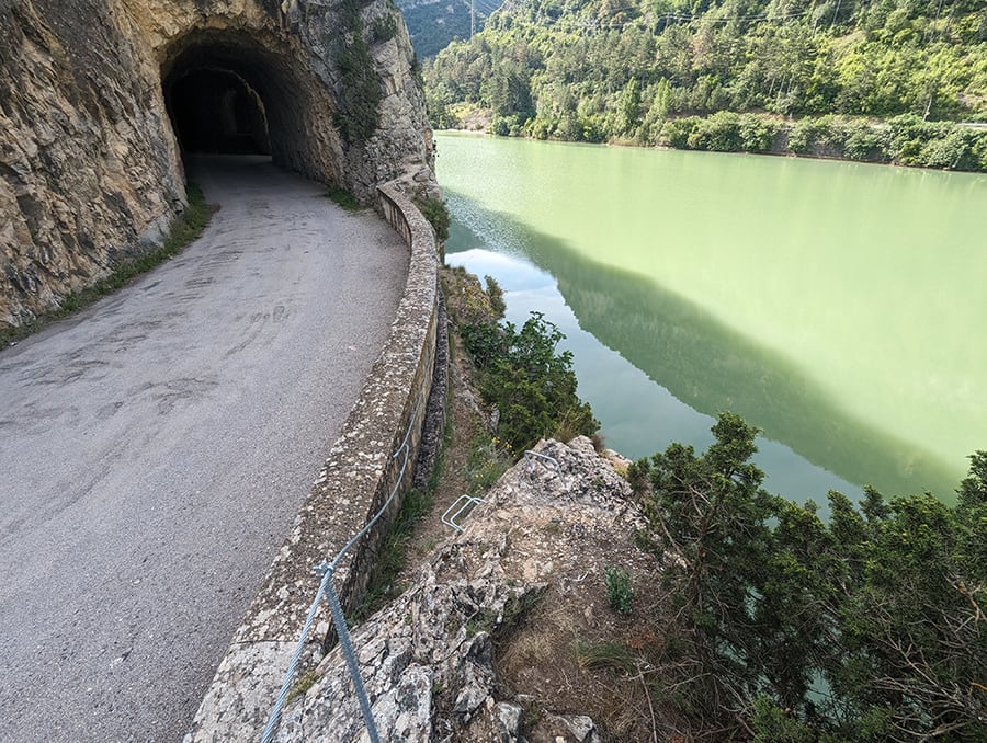 Primeros pasos de la vía ferrata en el lateral de la carretera 