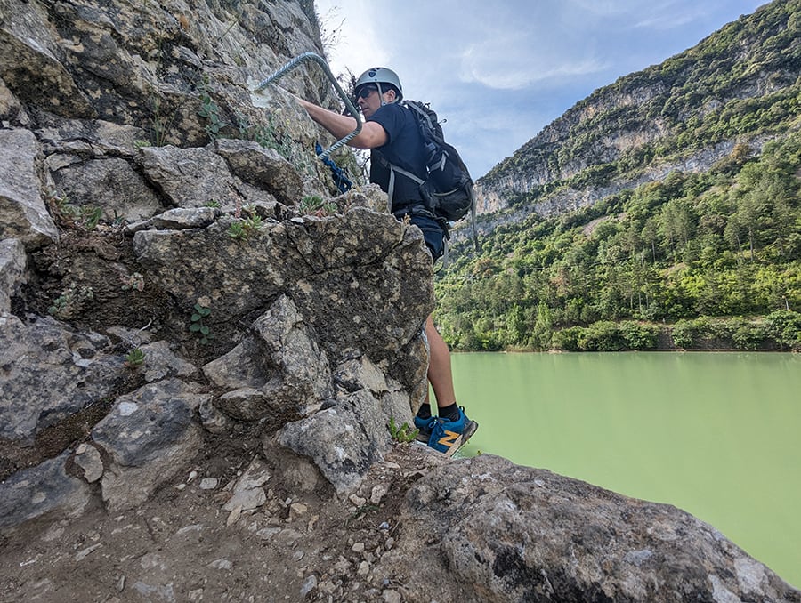 Empieza la zona colgada sobre el agua del pantano de Terradets 