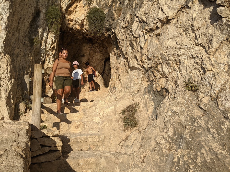 Escalones previos  a la entrada del túnel 