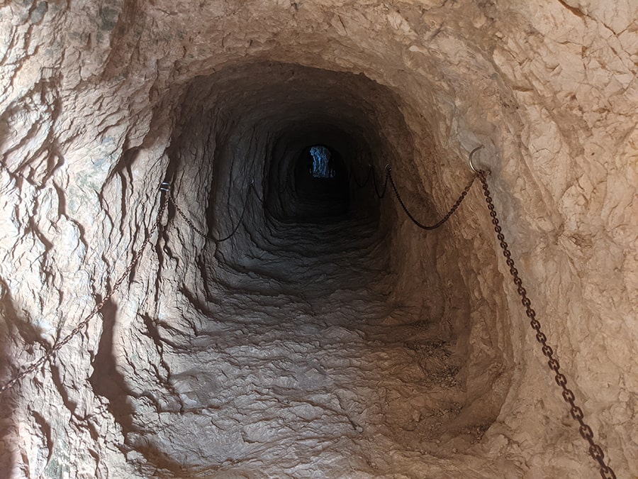 Entrada del túnel de 50 metros -es en subida y algo resbaladizo-