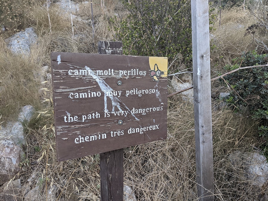Señal de camino muy peligroso de subida al Peñón 
