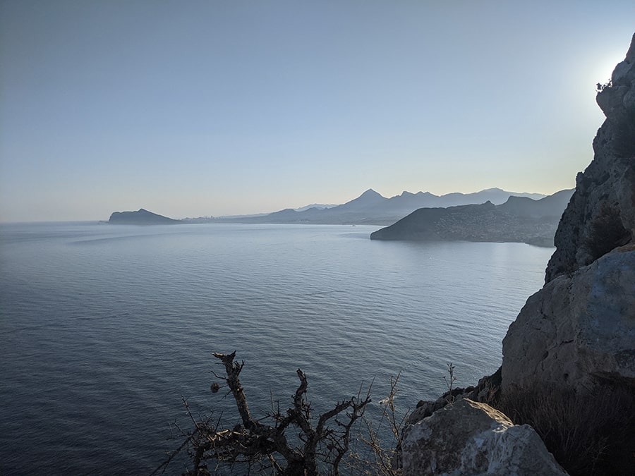 Vista al sur hacia el perfil urbano de Benidorm desde el mirador de los Carabineros