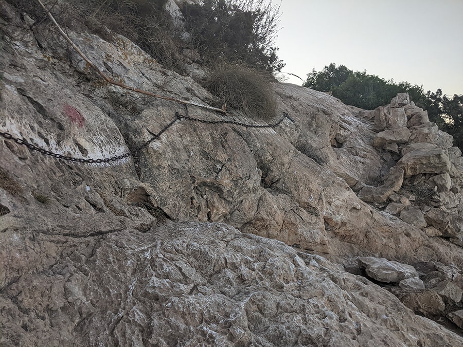 Otro tramo equipado con unas cadenas -ojo piedra muy resbaladiza- 