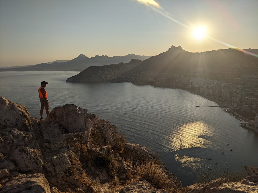 Cima del Peñón de Ifalch hacia el sur con la puesta de sol 