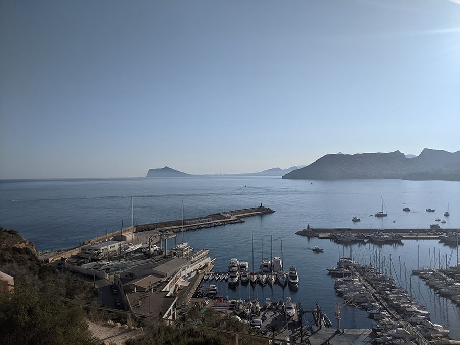 Vista hacia la sierra helada y Benidorm 