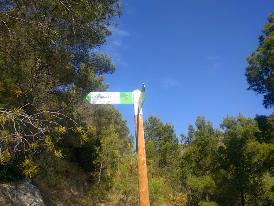 15 minutos para llegar a la vía ferrata -en este desvío llegaremos al regreso- 