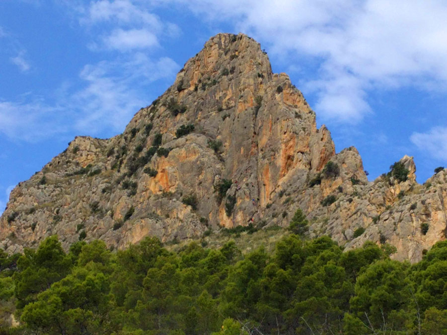 Grupo de excursionistas al inicio de la vía ferrata 