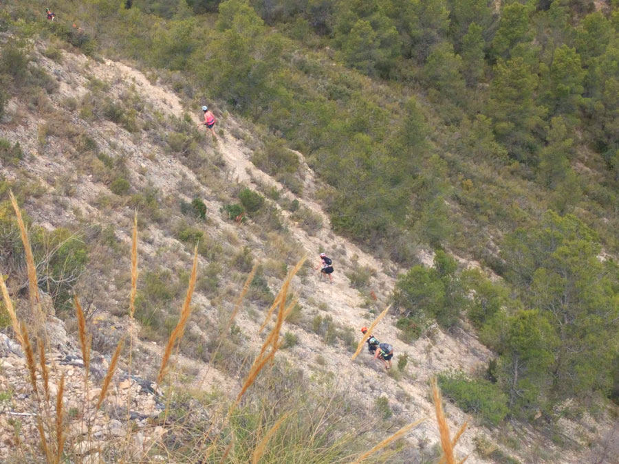Grupo de excursionistas en el paso equipado después del rápel 