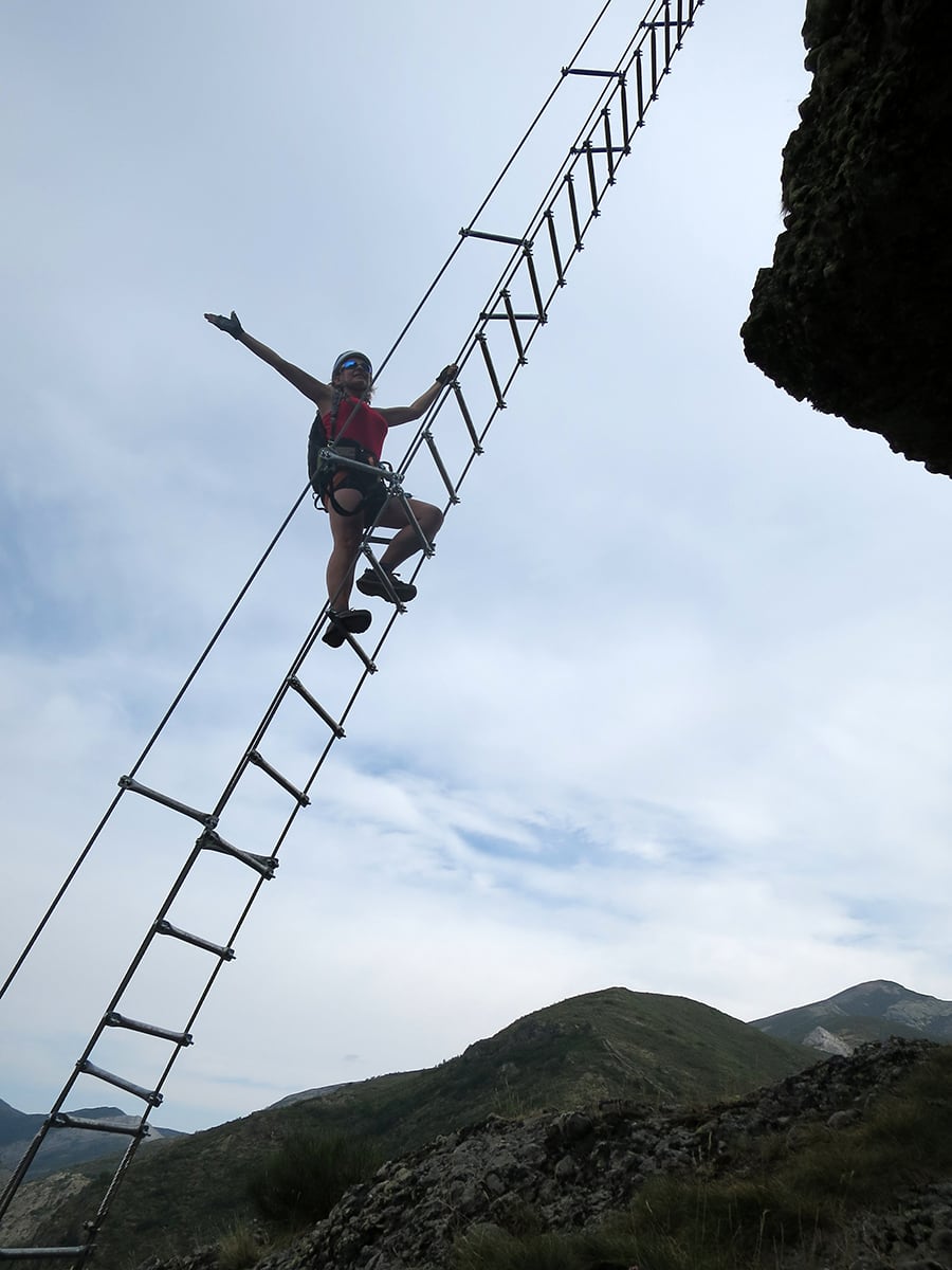 A mitad de subida de la escalera metálica 