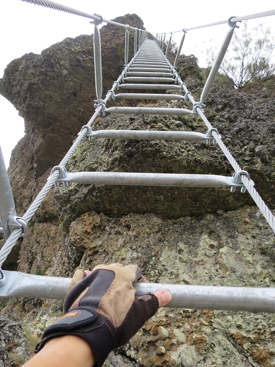 Primeros peldaños de la escalera metálica