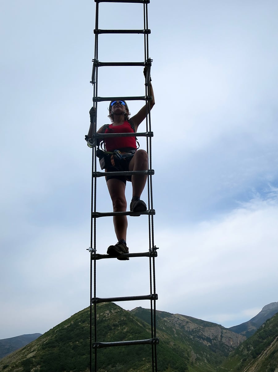 Subiendo por la escalera muy firme y pasos no muy separados 