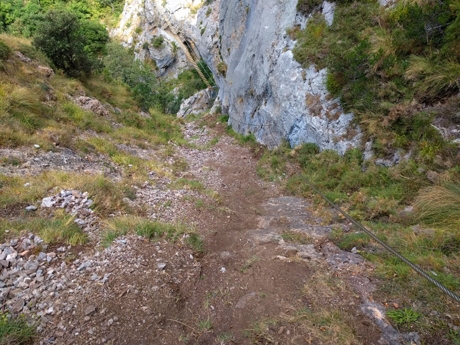 Vista atrás a la pasarela -el itinerario ya no sube por esta canal descompuesta. Desde 2022 sube por la pared de la derecha y enlaza con un nuevo puente de 30 metros- 
