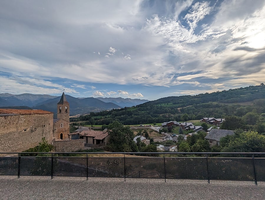 Vistas  a la sierra de Cadí y a la iglesia románica de Prullans desde el estacionamiento en la calle Major 