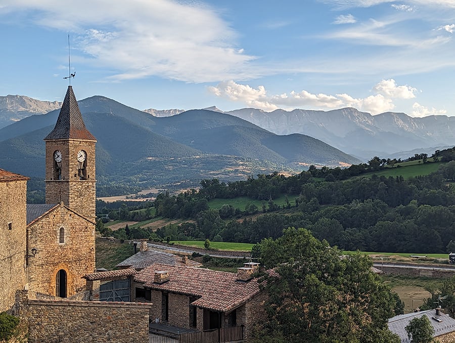 Llegamos al coche para disfrutar de las vistas a la sierra de Cadí y la iglesia románica de Prullans
 