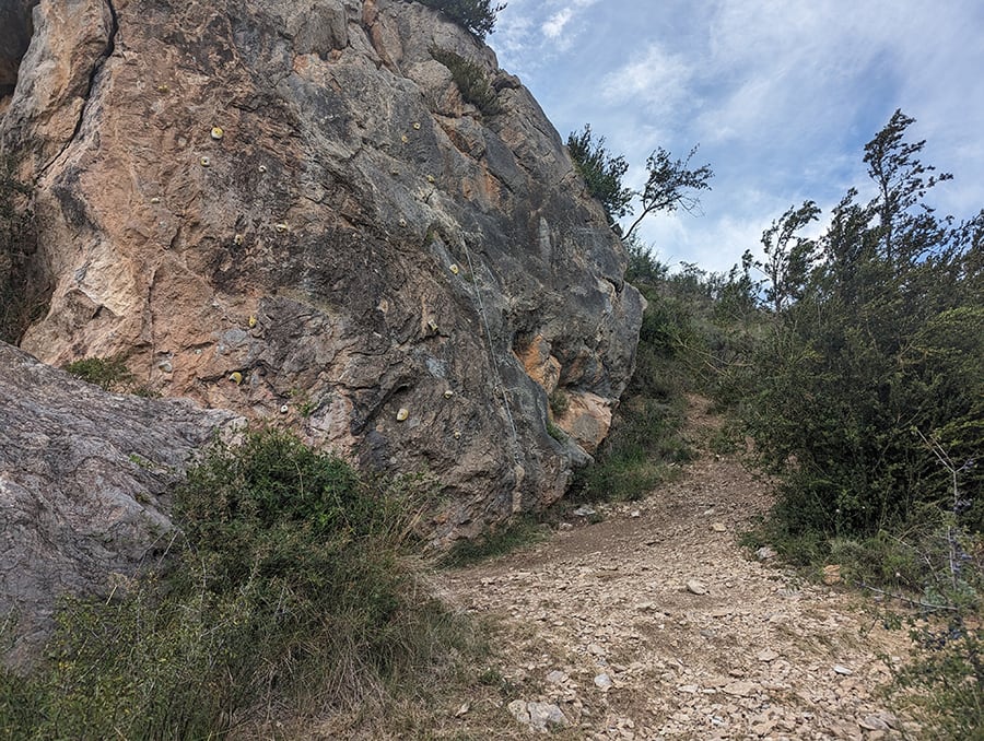 Entrada de la vía ferrata -se ven las presas en la pared de las vías de escalada- 