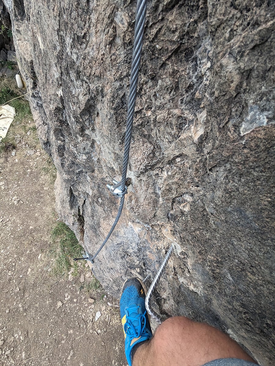 Vista hacia la entrada de la vía ferrata y detalle del equipamiento -cable de vida tenso al estilo de les Baumes Corcades 