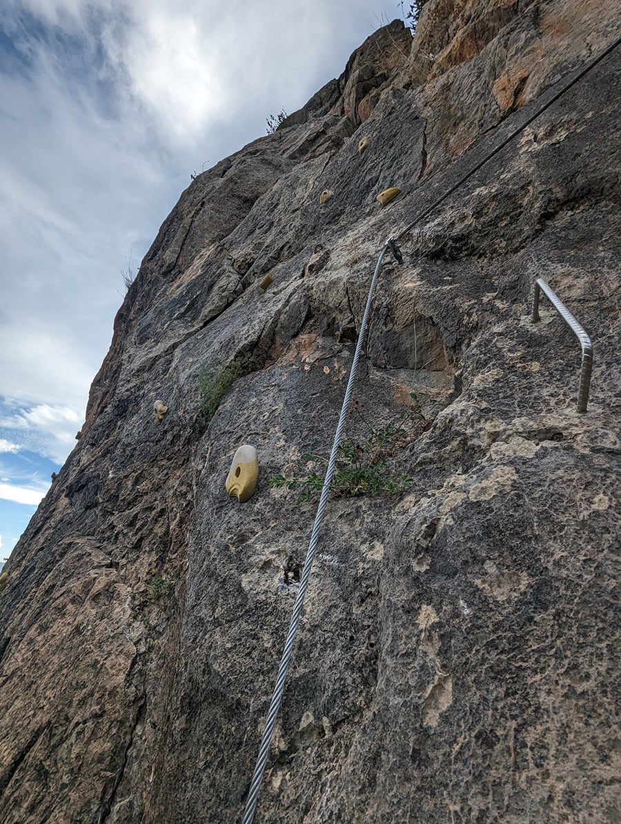 Vista hacia arriba con las presas de escalada -no se usan en la vía ferrata- 
