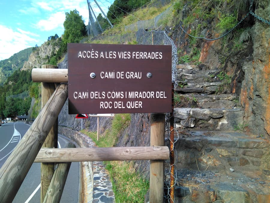 Close-up of the sign at the entrance (© Xavier Fabregat) 