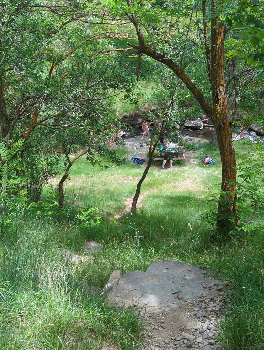 Bajada al la fuente del Sofre junto al río Estaüja 
