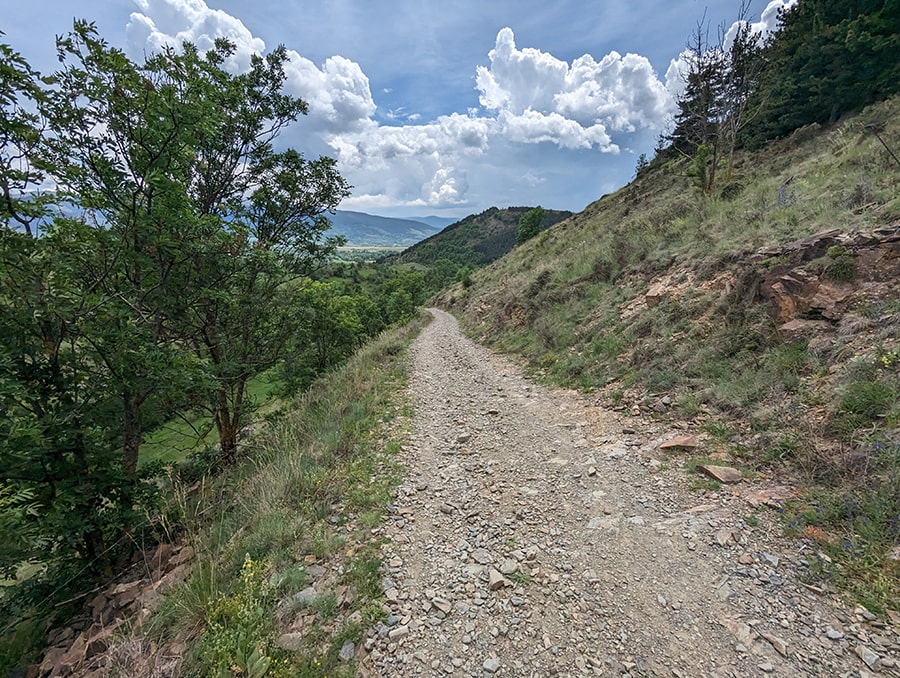 Pista de tierra junto al río Estaüja 