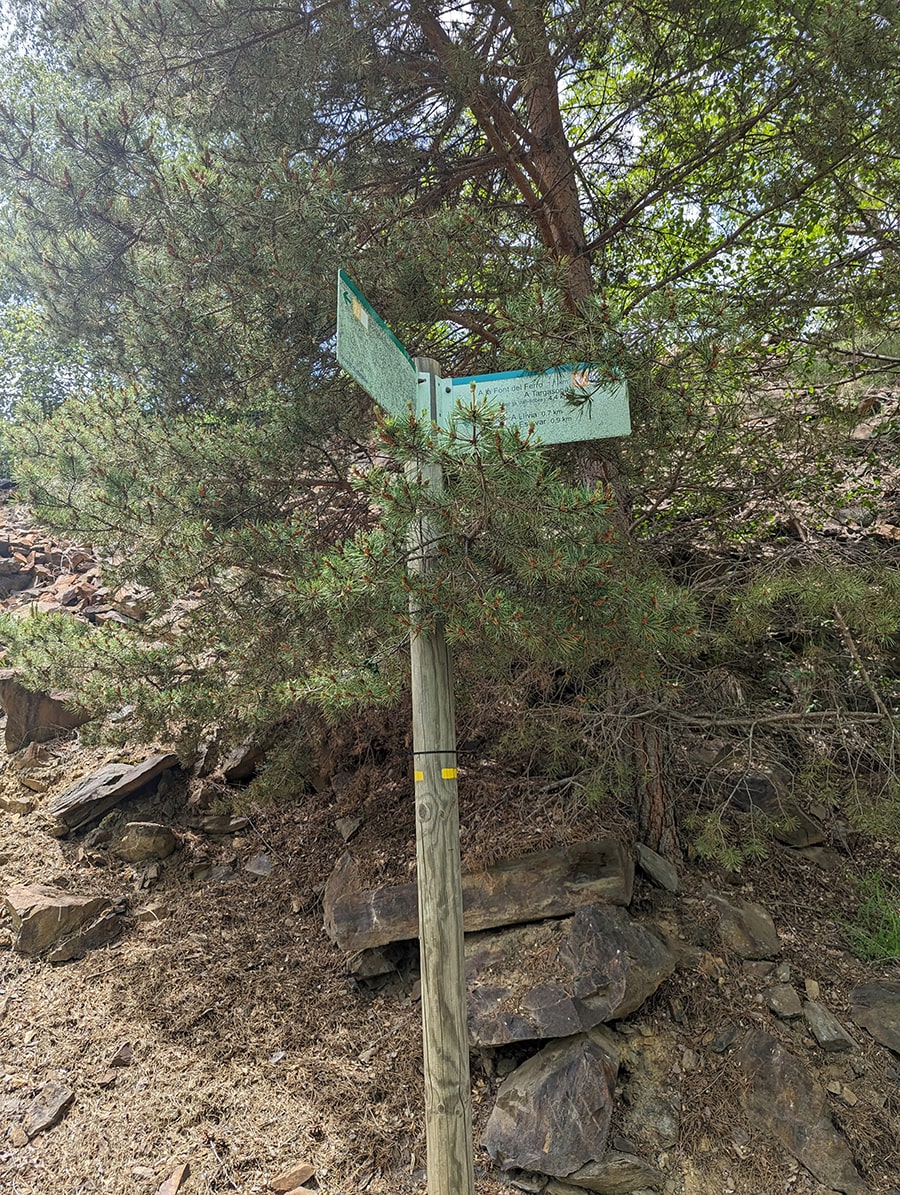 Poste indicador del desvío a la fuente del Sofre 
