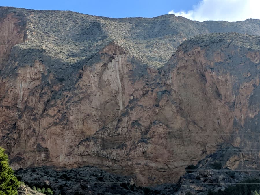 Vista del piramidal cortado de los Coloraos por donde sube la vía ferrata -es un sector de escalada clásica- 
