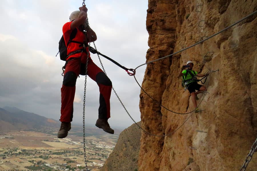 Cruzando la bisagra bien asegurados al cable de vida (© Juan Agulló Artero) 