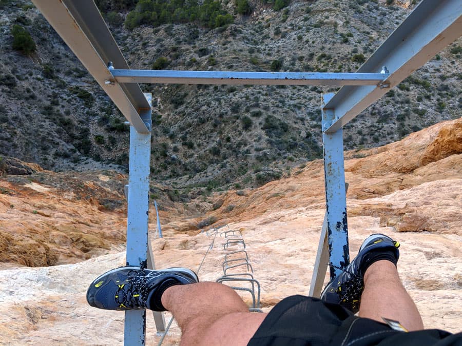 Iniciando la subida por la escalera suspendida 