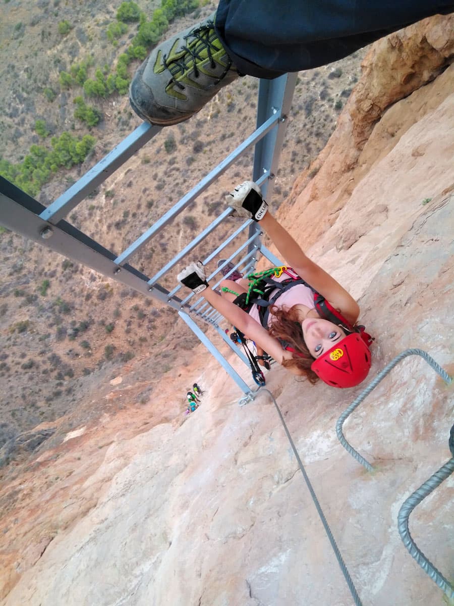 Subiendo la escalera metálica (© Juan Agulló Artero) 