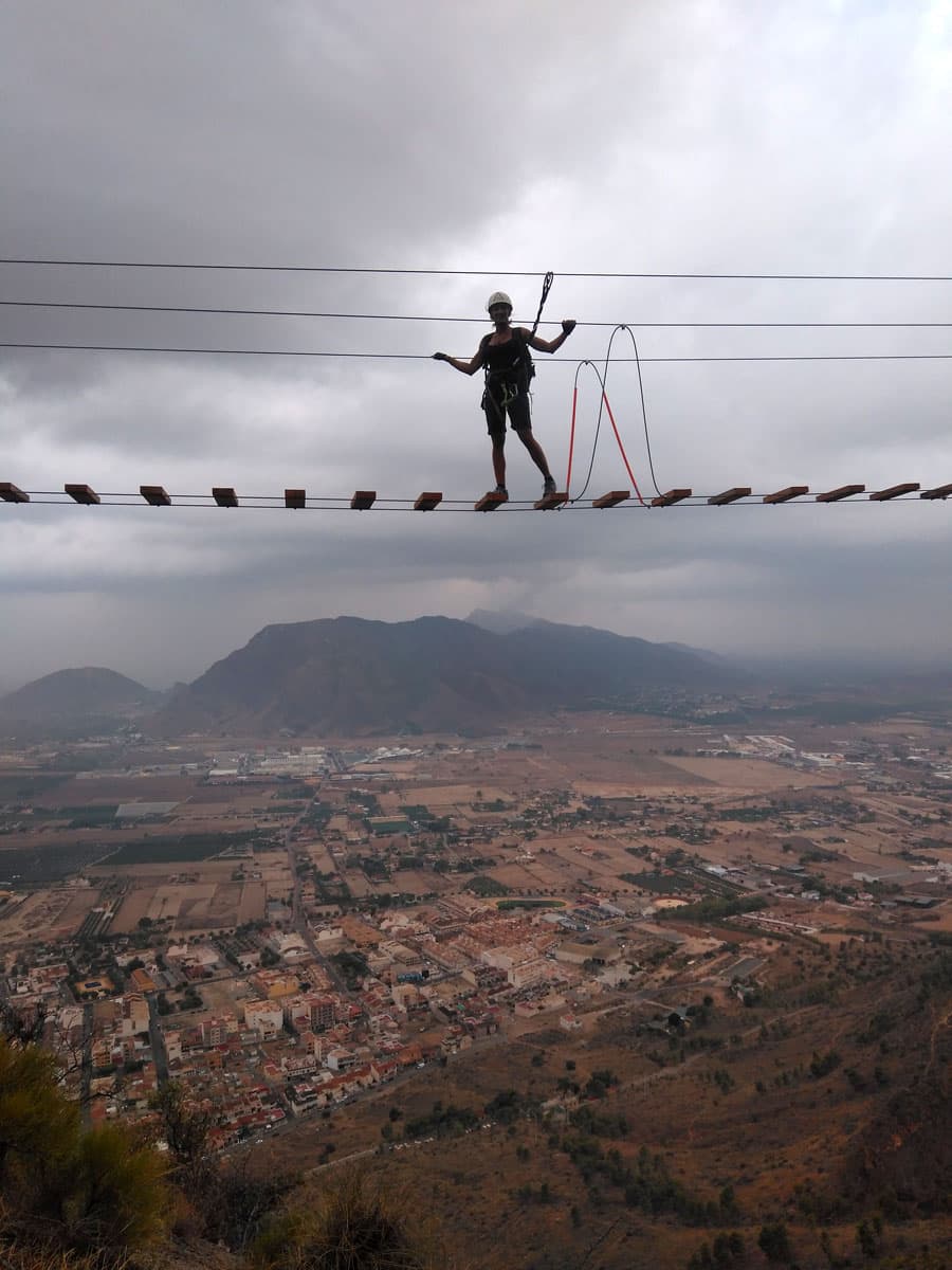 Cruzando la pasarela de madera con vistas a Redován (© Juan Agulló Artero) 