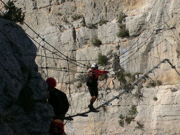 Cruzando el puente tibetano hacia el segundo sector